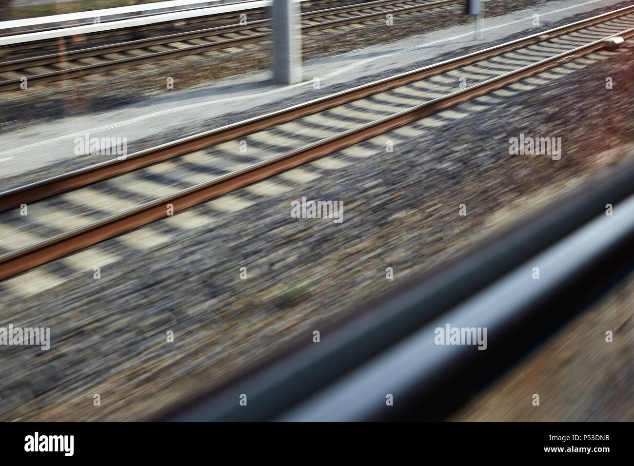 Berlino, Germania - Vista di binari ferroviari da un treno in movimento in Berlin-Adlershof. Foto Stock