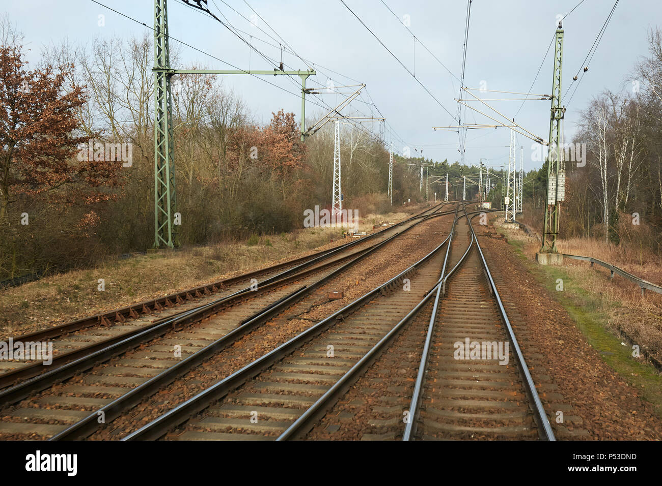 Berlino, Germania - Vista del multi-via ferrovia da un treno in movimento in Berlin-Wuhlheide. Foto Stock