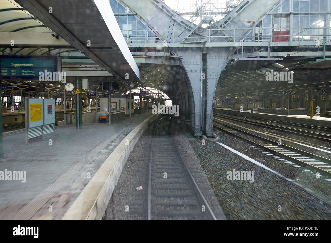 Berlino, Germania - Vista dal sedile del conducente di un treno regionale alla Berlin Ostbahnhof station all'uscita della stazione. Foto Stock