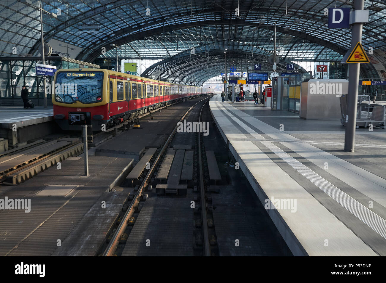 Berlino, Germania - Vista dalla postazione del conducente di un treno regionale fino alla stazione centrale di Berlino presso la stazione di incrocio. Foto Stock