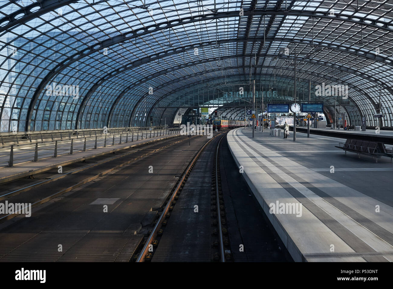 Berlino, Germania - Vista dalla postazione del conducente di un treno regionale fino alla stazione centrale di Berlino presso la stazione di incrocio. Foto Stock