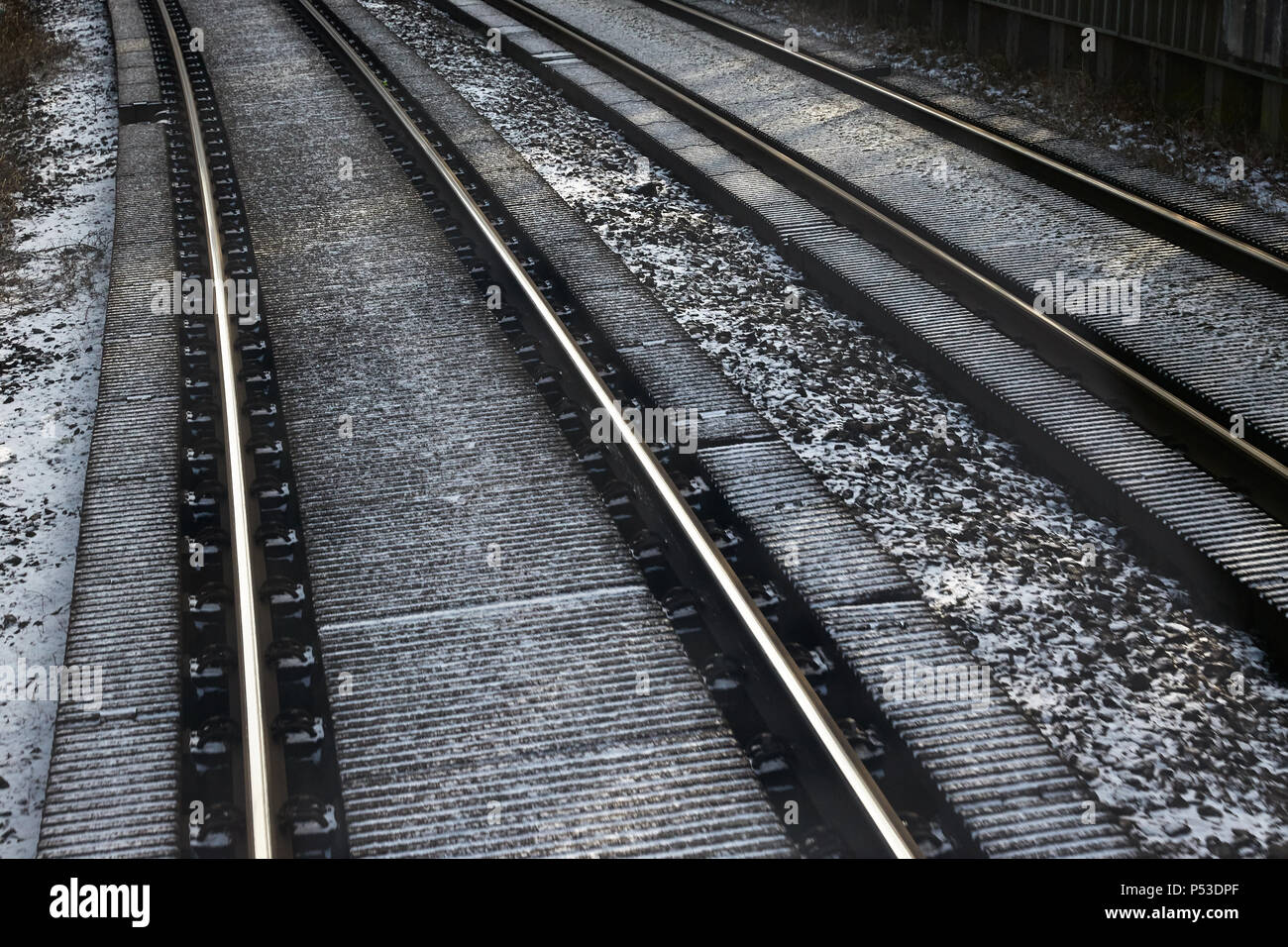 Berlino, Germania - Vista dal sedile del conducente di un treno regionale sulla coperta di neve Piste con il rumore degli elementi di protezione sulle traversine vicino alla Stadio Olimpico di Berlino. Foto Stock