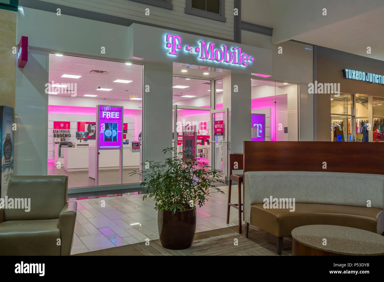 UTICA, NEW YORK, Stati Uniti d'America - 23 giugno 2018: T-Mobile operatore cellulare shop in Sangertown Mall nuovo Hartford, New York. Foto Stock