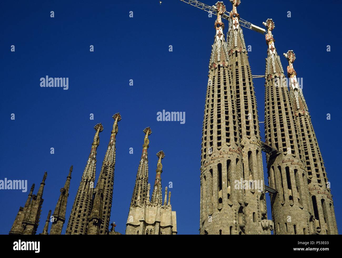 ARTE S. XIX. MODERNISMO. Gaudì Antoni (Reus,1852-Barcellona,1926). BASILICA DE LA SAGRADA FAMILIA. Se inició su construcción con una cripta neogótica y en 1883 fue Gaudí quien continuó su construcción y solo pudo terminar el ábside neogótico y la fachada del nacimiento. En 1986, Subirachs se encargó de las obras. Barcellona. Cataluña. Foto Stock