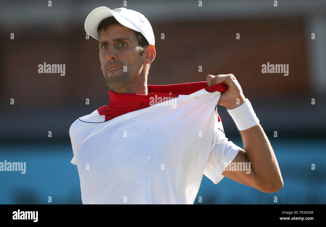 La Serbia il Novak Djokovic reagisce durante il giorno sette del campionato Fever-Tree presso la Queen's Club di Londra. Stampa foto di associazione. Picture Data: Domenica 24 Giugno, 2018. Vedere PA storia TENNIS Queens. Foto di credito dovrebbe leggere: Steven Paston/filo PA. Restrizioni: solo uso editoriale, nessun uso commerciale senza la preventiva autorizzazione. Foto Stock