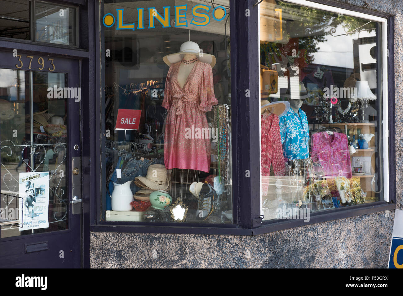 Una delle molte boutique, negozi di abbigliamento Vintage lungo la strada principale della città di Vancouver Foto Stock