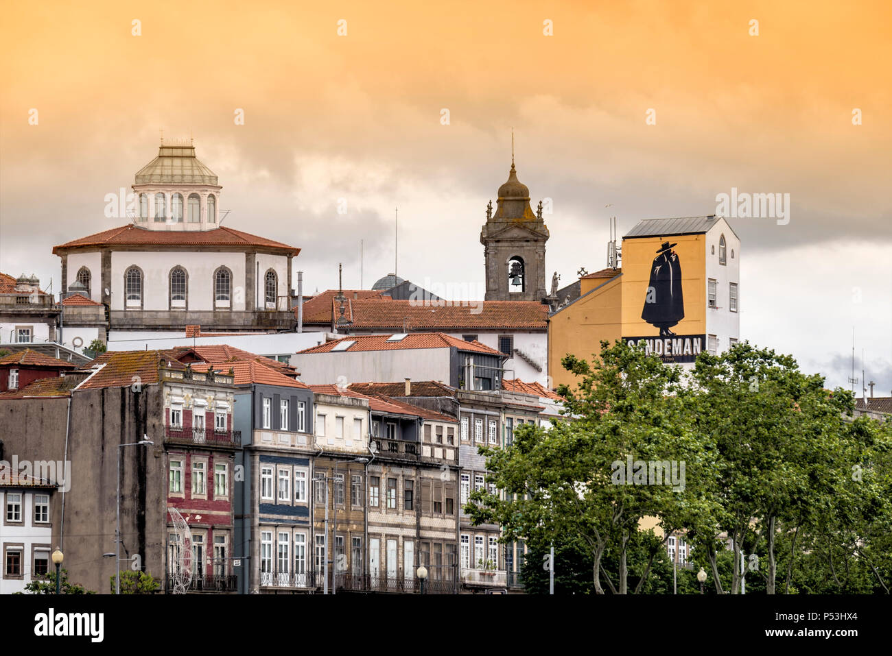 Ribeira, Chiesa del Terzo Ordine di San Francesco, Sandemann pittura murale, edifici tradizionali, Porto, Portogallo Foto Stock