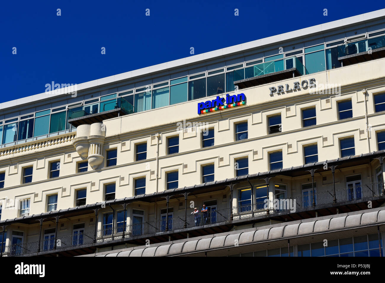 Park Inn Radisson Palace Hotel, Southend on Sea, Essex. Ex Metropole. Hotel fronte mare. Cielo blu. Persone sul balcone della camera Foto Stock