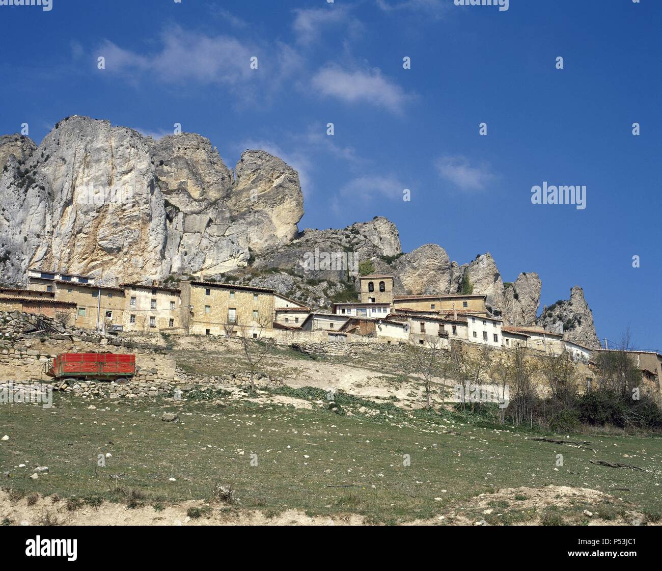LA RIOJA. CELLORIGO. Vista generale de la localidad, conocida por el 'púlpito de La Rioja' y enclavada bajo onu impresionante risco. Comarca de La Rioja Alta. España. Foto Stock