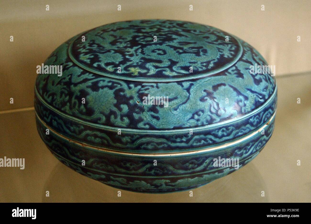 Cina. Coperchio scatola, porcellana. Decorted con turchese e Blue Dragon. La dinastia Ming, Chenghua periodo 1465-87 (AD). British Museum. Londra. In Inghilterra. Regno Unito. Foto Stock