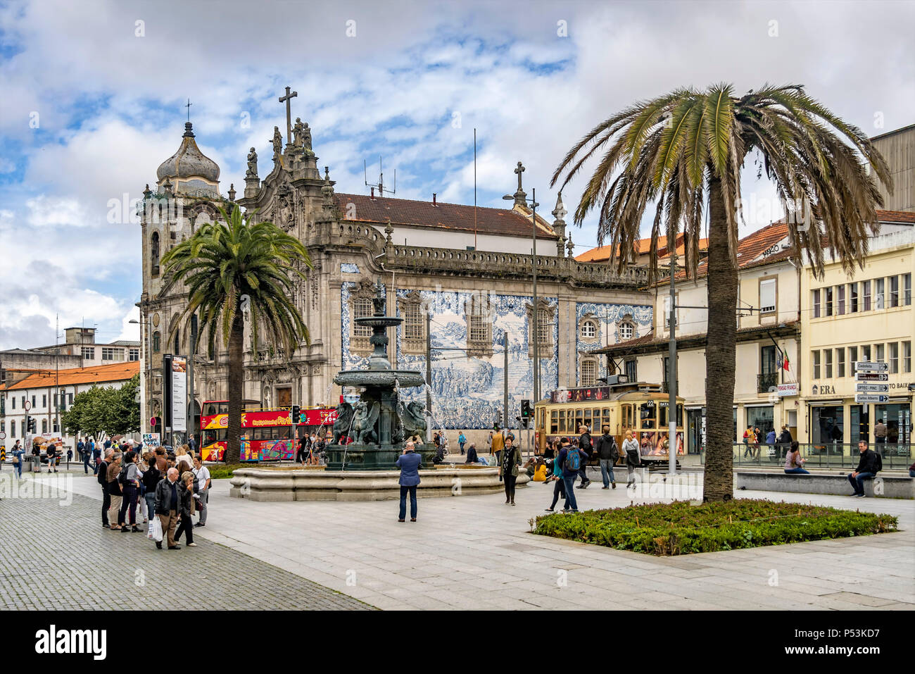 La fontana dei leoni, Praca de Gomez, Igreja do Carmo chiesa, Azulejos,vintage tram, Porto, Portogallo Foto Stock