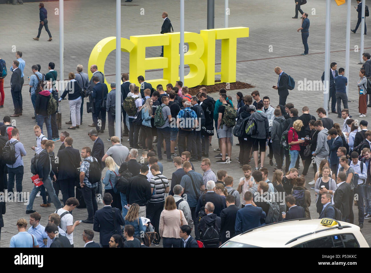 CEBIT 2018, il più grande del mondo è fiera di Hannover, code di fronte all'entrata, Germania Foto Stock