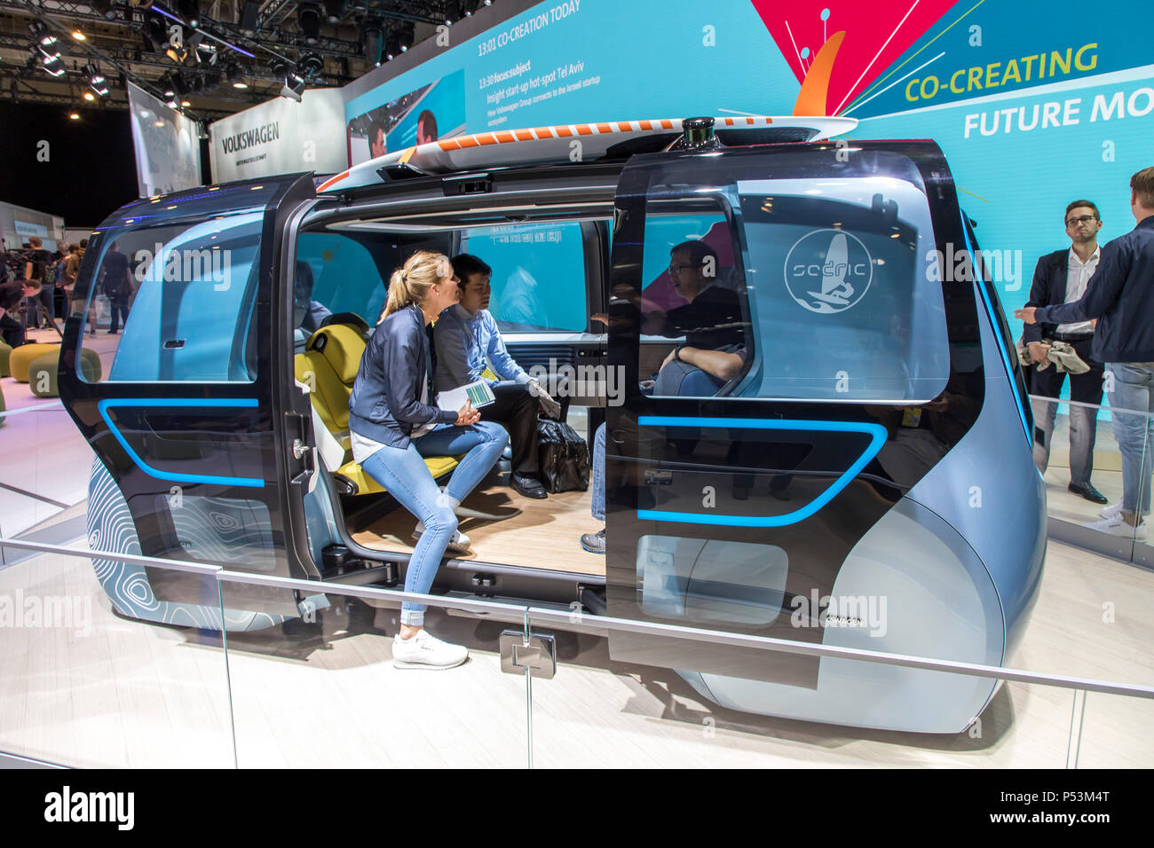 CEBIT 2018, il più grande del mondo è fiera di Hannover, stand del costruttore di automobili Volkswagen, VW, modello prototipo di un autonomamente la guida auto, wit Foto Stock