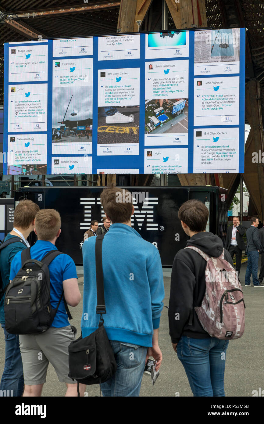 CEBIT 2018, il più grande del mondo è fiera di Hannover, Twitter parete, schermo di fronte al supporto IBM, Germania Foto Stock