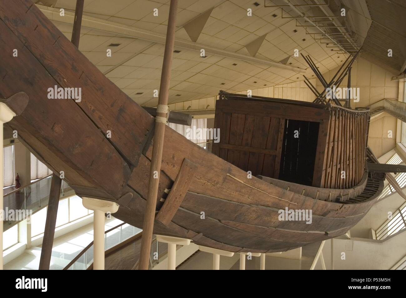 Arte Egizia Antico Regno. IV dinastia. Il Khufu nave. Esso è stato sigillato in una buca nella Piramide di Giza complesso ai piedi della Grande Piramide di Giza intorno 2500 BC. Costruito di legno di cedro per il trasporto del faraone per l'aldilà. Il Khufu Boat Museum. Giza. Foto Stock