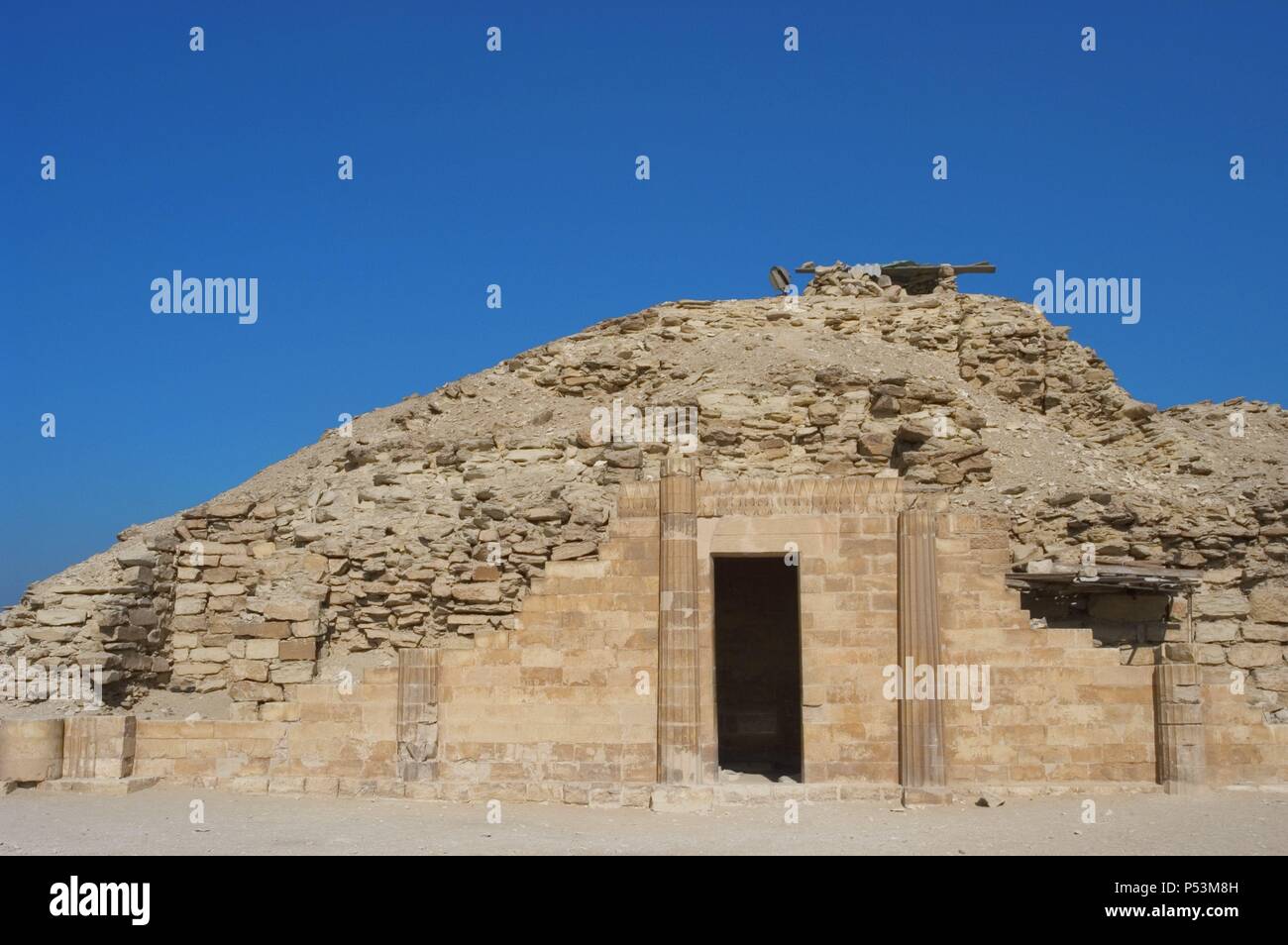 L'Egitto. Saqqara. Djoser complesso. La Casa del sud appena ad est della piramide di Djoser. È un edificio emblematico decorata con quattro colonne scanalate di quaranta piedi alto, con nicchie per le offerte. Antico Regno. Foto Stock