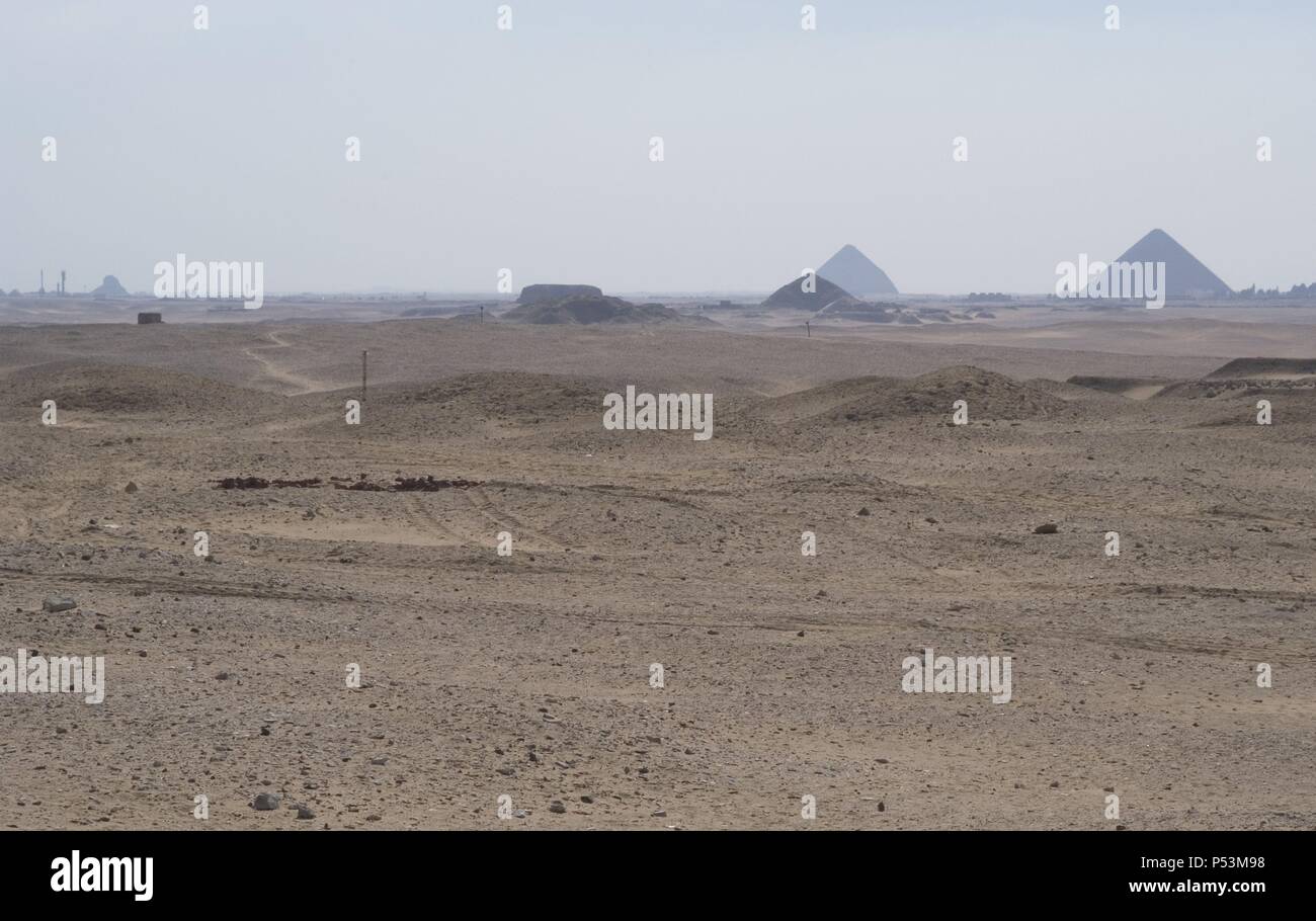 L'Egitto. Dahshur. Panoramica della Piramide Rossa, piegato la piramide, costruito durante il regno del faraone Sneferu (2613-2589 BCE), e la piramide di Sesostris III (1878 BC per 1839 BC ) dalla necropoli di Saqqara. Antico e Medio Regno. Foto Stock