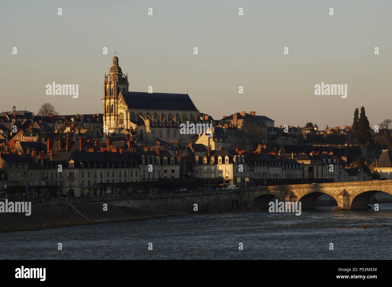 La Francia. Blois. Paesaggio con la Saint Louis cattedrale costruita nel XVIII secolo e Jacques Gabriel ponte sopra il fiume Loira. Foto Stock