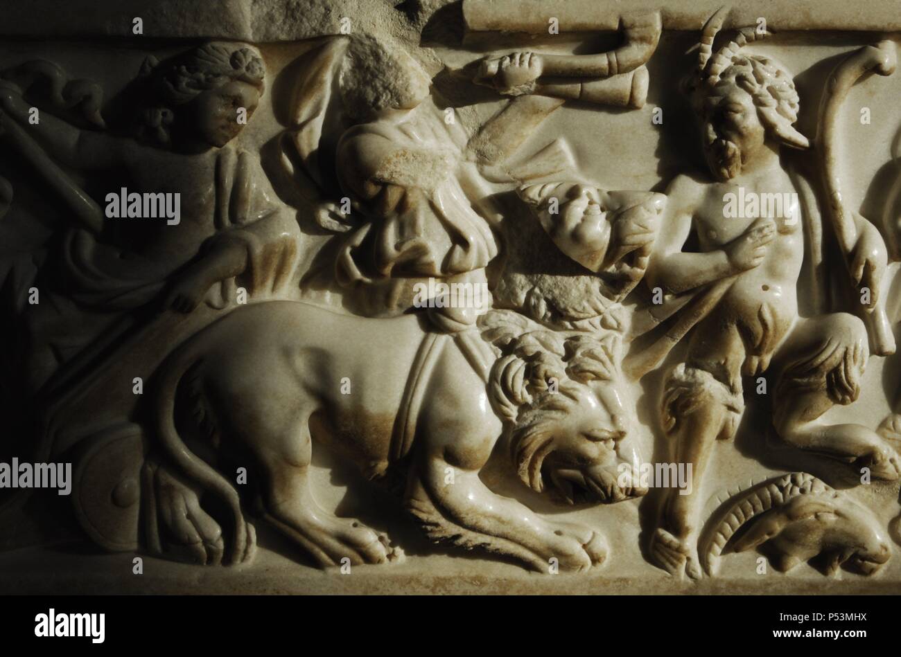 Sarcofago romano con il mito di Dioniso e Arianna. Ca. 235 A.C. Il marmo. Pannello anteriore. Dettaglio. Corteo di Dioniso con il satiro, Panther e maenad. Si tratta di una tomba in Saint-Medard d'Eyrans, la Gironda. Il museo del Louvre. Parigi. La Francia. Foto Stock