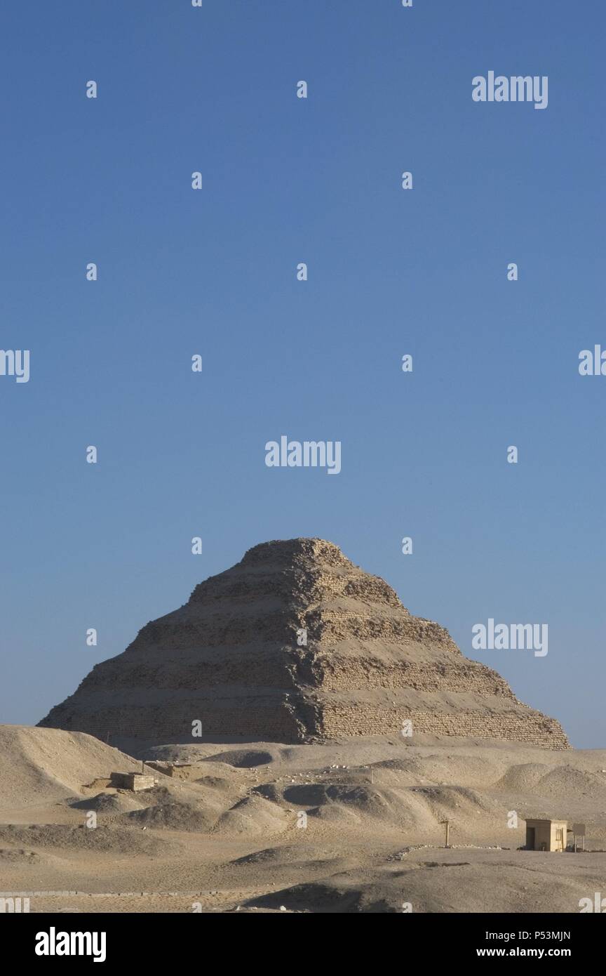 L'Egitto. Necropoli di Saqqara. La piramide di Djoser (Zoser) o passo piramide. Costruito nel 27 secolo A.C. come una sepoltura del faraone Djoser da Imhotep, suo visir. Terza dinastia. Antico Regno. Foto Stock