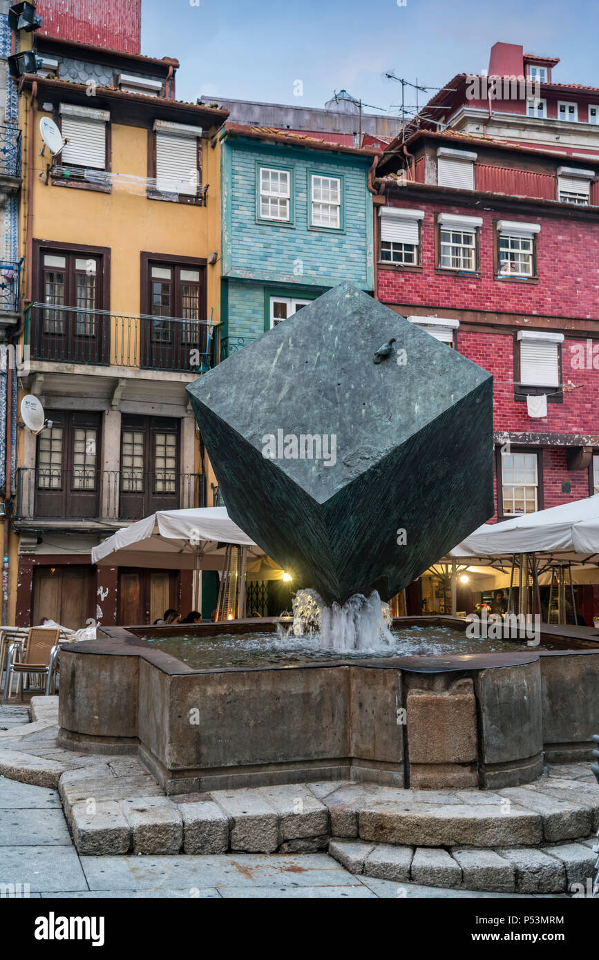 Fonte de Cubo, Cubo da Ribeira, scultura moderna di Jose Rodrgues, Ribeira square, Porto, Portogallo Foto Stock