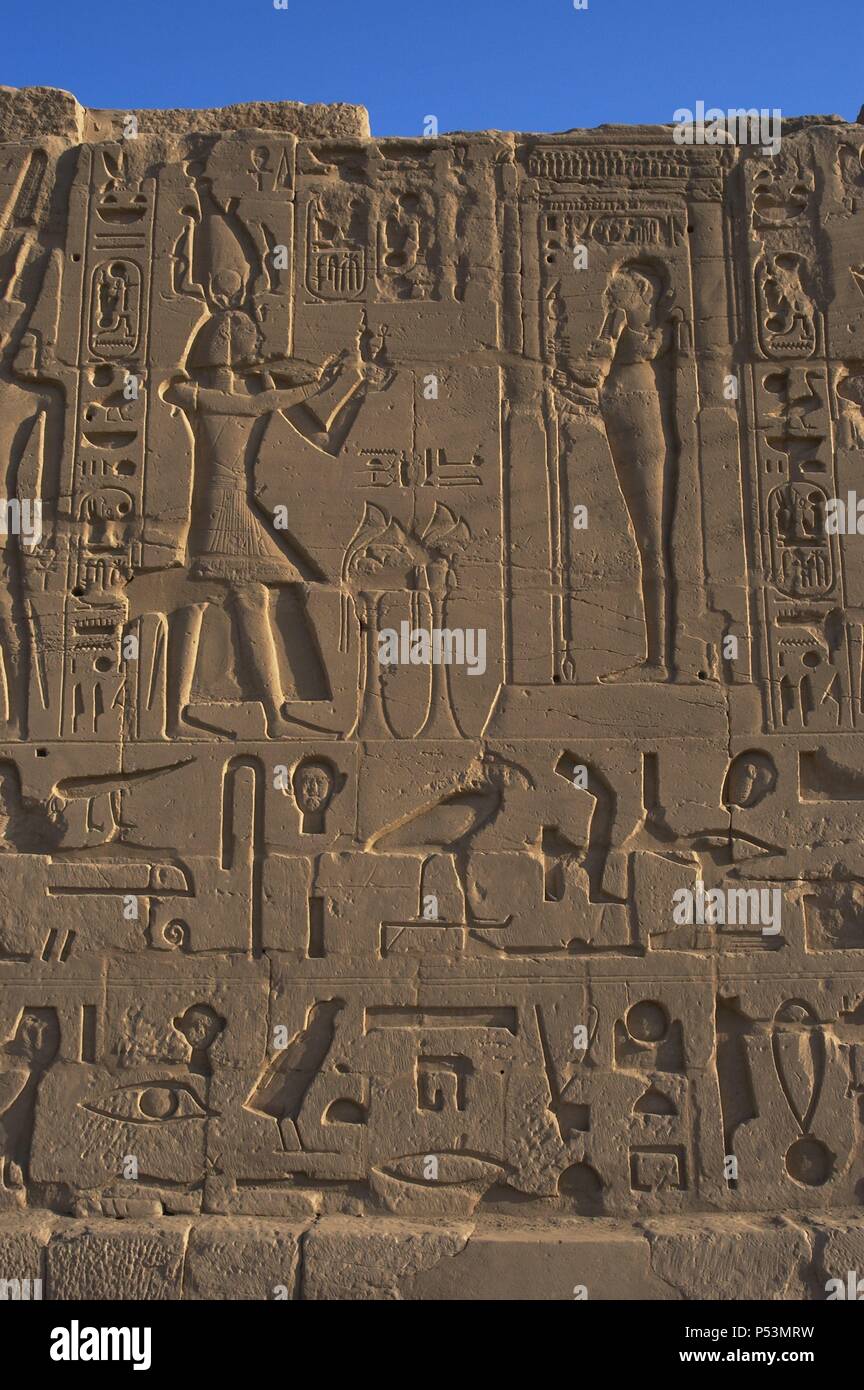 Arte Egizia Complesso del tempio di Karnak. Rilievo raffigurante il Faraone Ramesse II, indossando la corona Atef, facendo un sacrificio al dio Ptah. Xix dinastia. Nuovo Regno. L'Egitto. Foto Stock