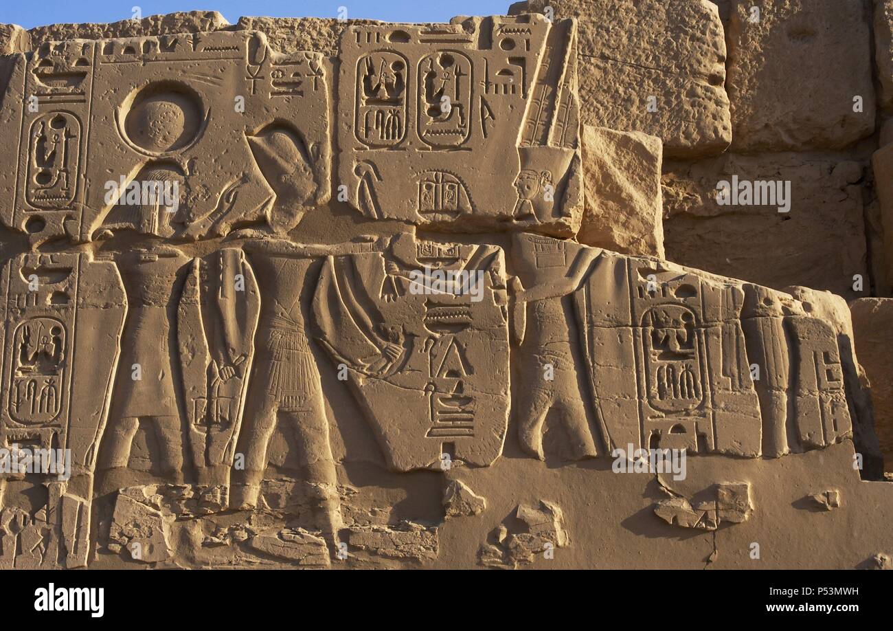 Arte Egizia Complesso del tempio di Karnak. Rilievo raffigurante il Faraone circondato da due divinità. Nuovo Regno. L'Egitto. Foto Stock