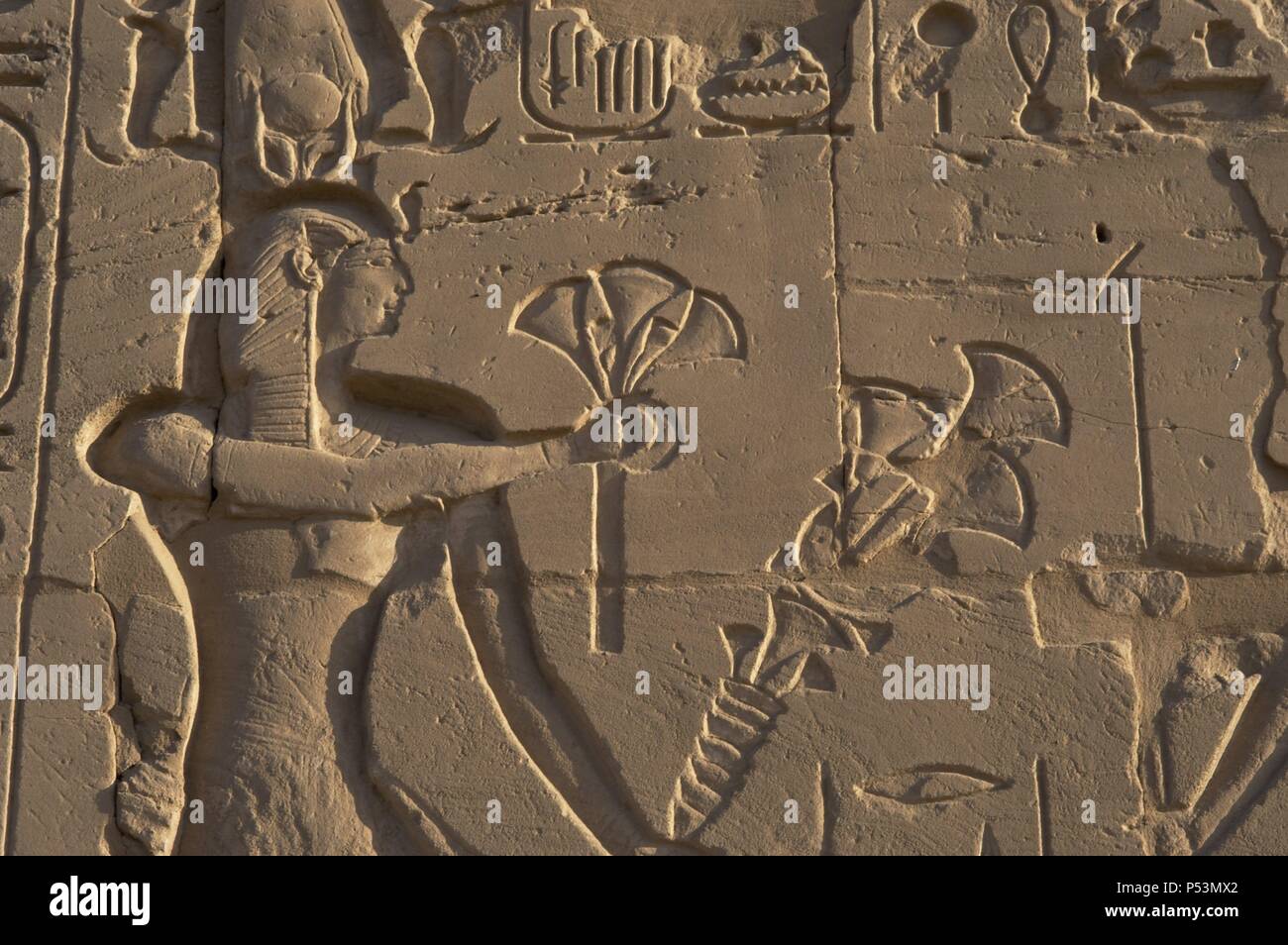 Arte Egizia Complesso del tempio di Karnak.un faraone facendo un offerta di fiori di papiro agli dèi. Xix dinastia. Nuovo Regno. L'Egitto. Foto Stock