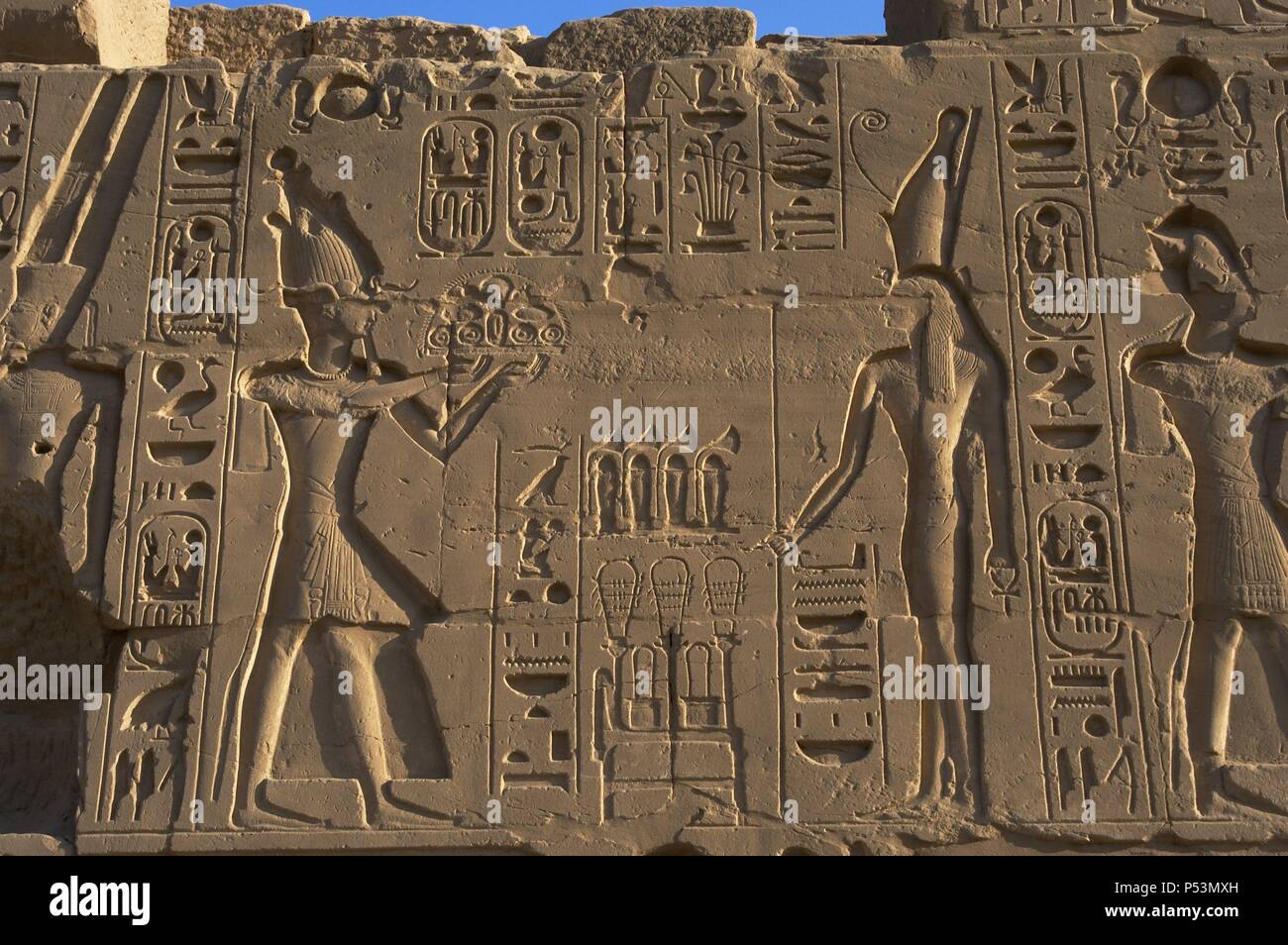 Arte Egizia Complesso del tempio di Karnak. Rilievo raffigurante il Faraone Ramesse II, indossando la Atef Corwn, facendo un offerta prima della dea Wadjet con doppia corona Pschent o. Xix dinastia. Nuovo Regno. L'Egitto. Foto Stock