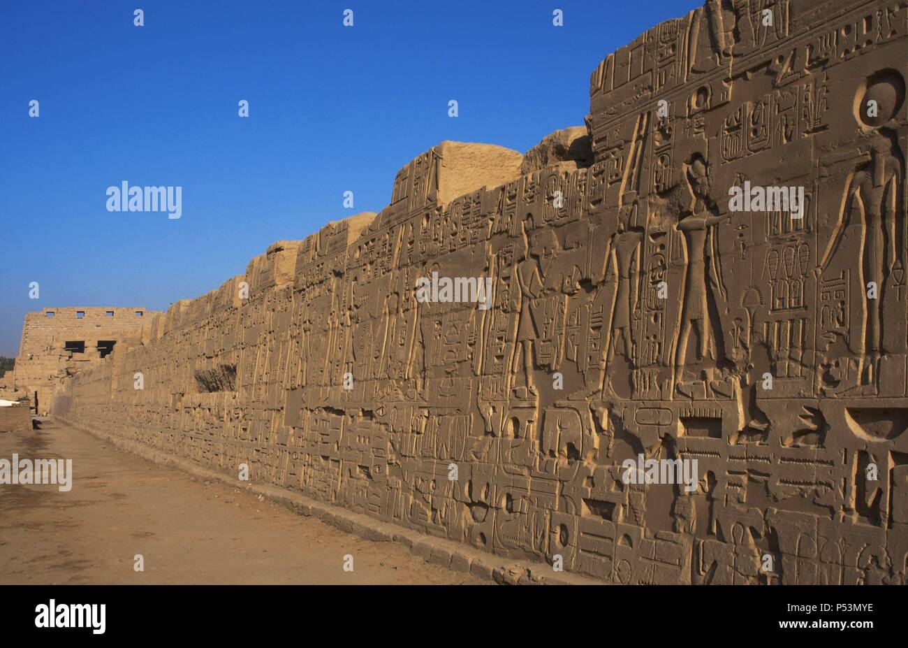 Arte Egizia Complesso del tempio di Karnak. Parete con scene di Faraone Ramesse II fare sacrifici agli dèi. Xix dinastia. Nuovo Impero. L'Egitto. Foto Stock