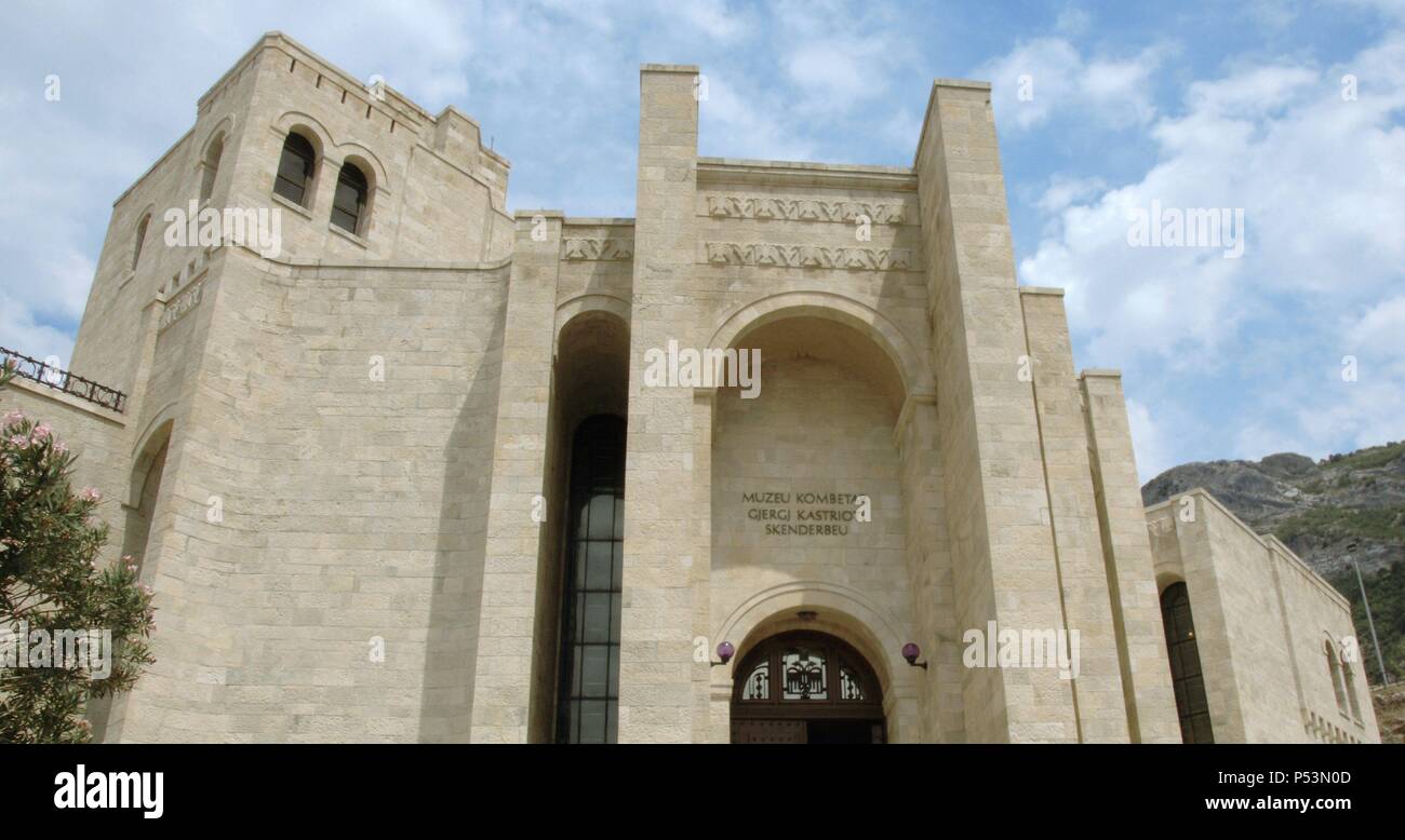 L'Albania. Kruje. Il castello di Kruja. Resistito tre enormi assedi dai turchi. Al di fuori della Nazionale Museo Skanderbeg all'interno del castello. Foto Stock