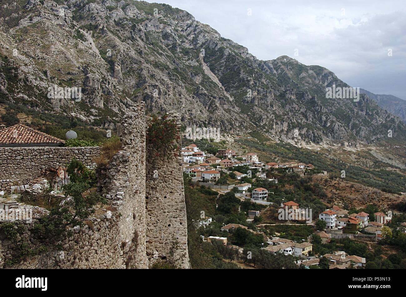 L'Albania. Kruje  si trova ad una altitudine di 600 m, ai piedi del monte Kruje  'Mali mi Kruje s' del Kruje  Gorge. Foto Stock