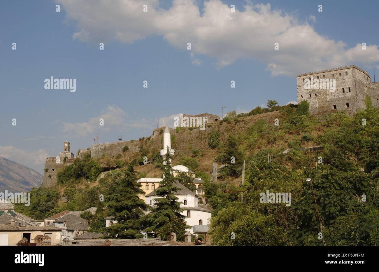 L'Albania. Argirocastro. Castello edificato nel XVIII secolo ordinati dal leader tribale Gjin Bue Shpata. La cittadella ospita armi della prima e della seconda guerra mondiale. Foto Stock