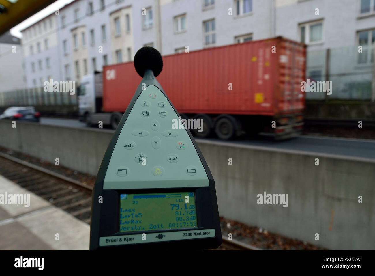 In Germania, in Renania settentrionale-Vestfalia- Laermschutzwaende lungo la A40 in Essen Foto Stock