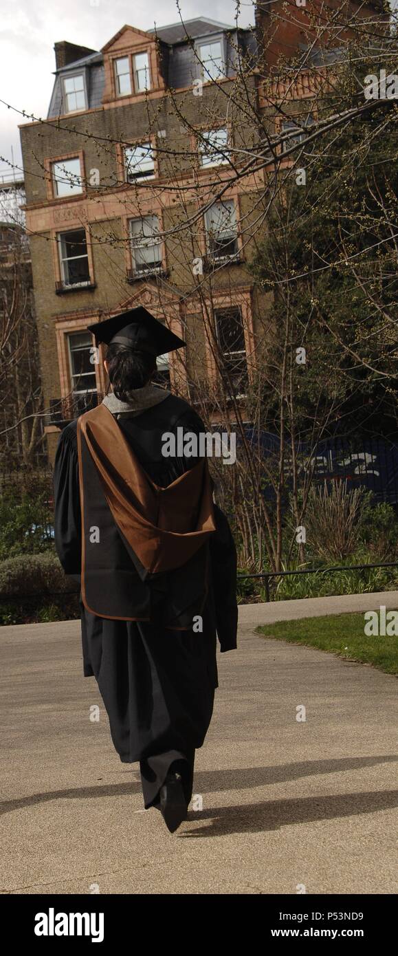 Avvocato camminando per Russell Square indossando la toga e la piazza  academic cap. Londra. Regno Unito Foto stock - Alamy