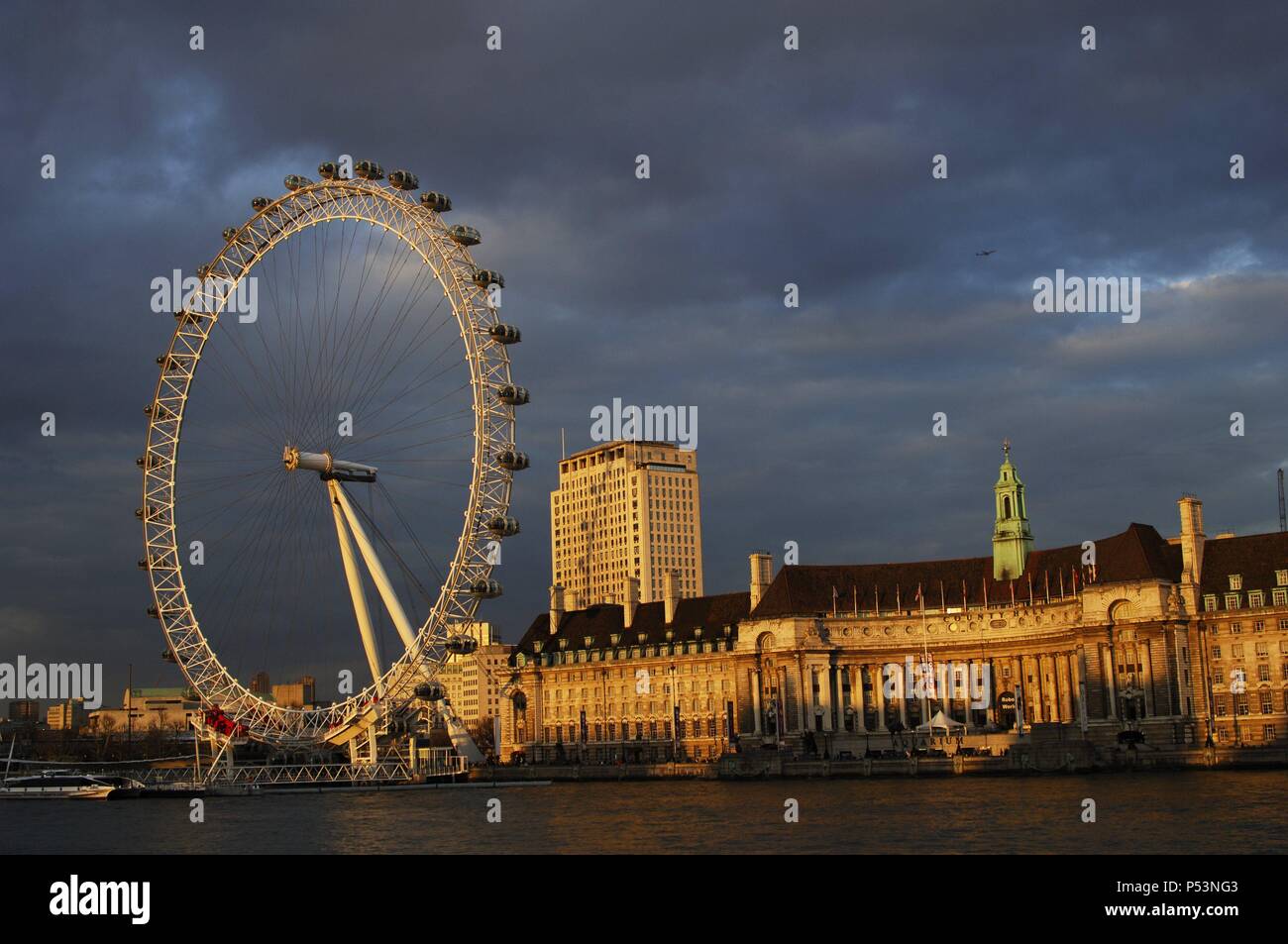 Regno Unito. In Inghilterra. Londra. London Eye sul fiume Tamigi. Xx secolo. Foto Stock