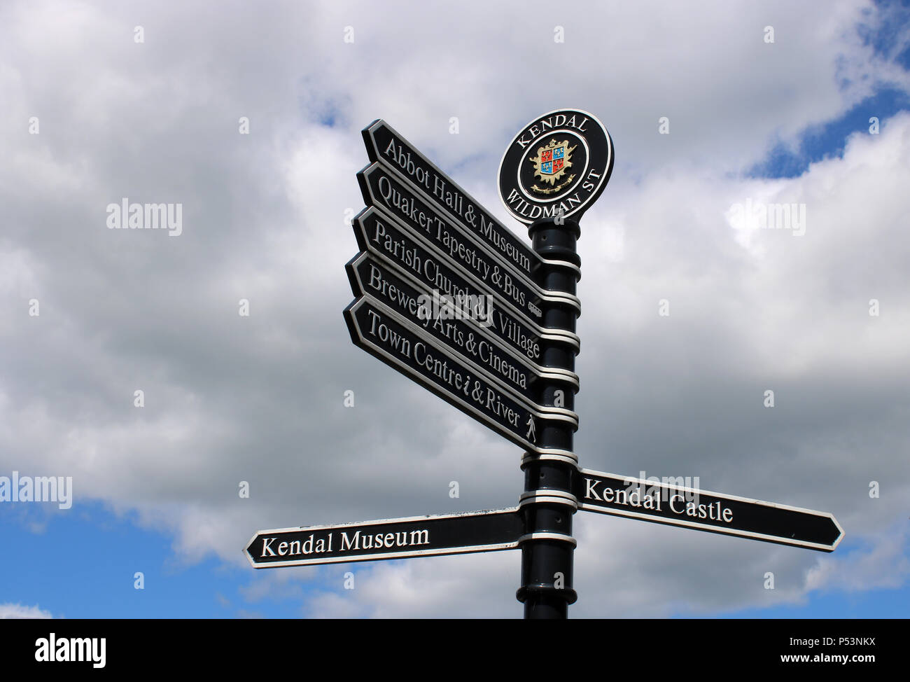 Ornati su signpost Wildman Street a Kendal, Cumbria, Regno Unito rivolta alle varie attrazioni turistiche e luoghi di interesse a Kendal. Foto Stock