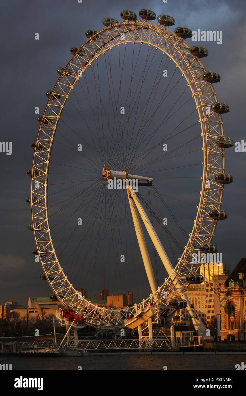 Regno Unito. In Inghilterra. Londra. London Eye sul fiume Tamigi. Xx secolo. Foto Stock