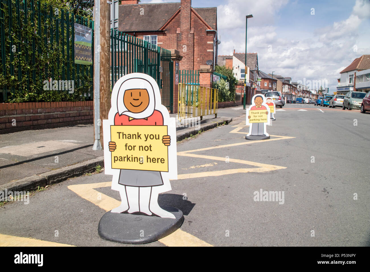 Segnaletica educato al di fuori di una scuola in Selly Oak, Birmingham, Regno Unito Foto Stock
