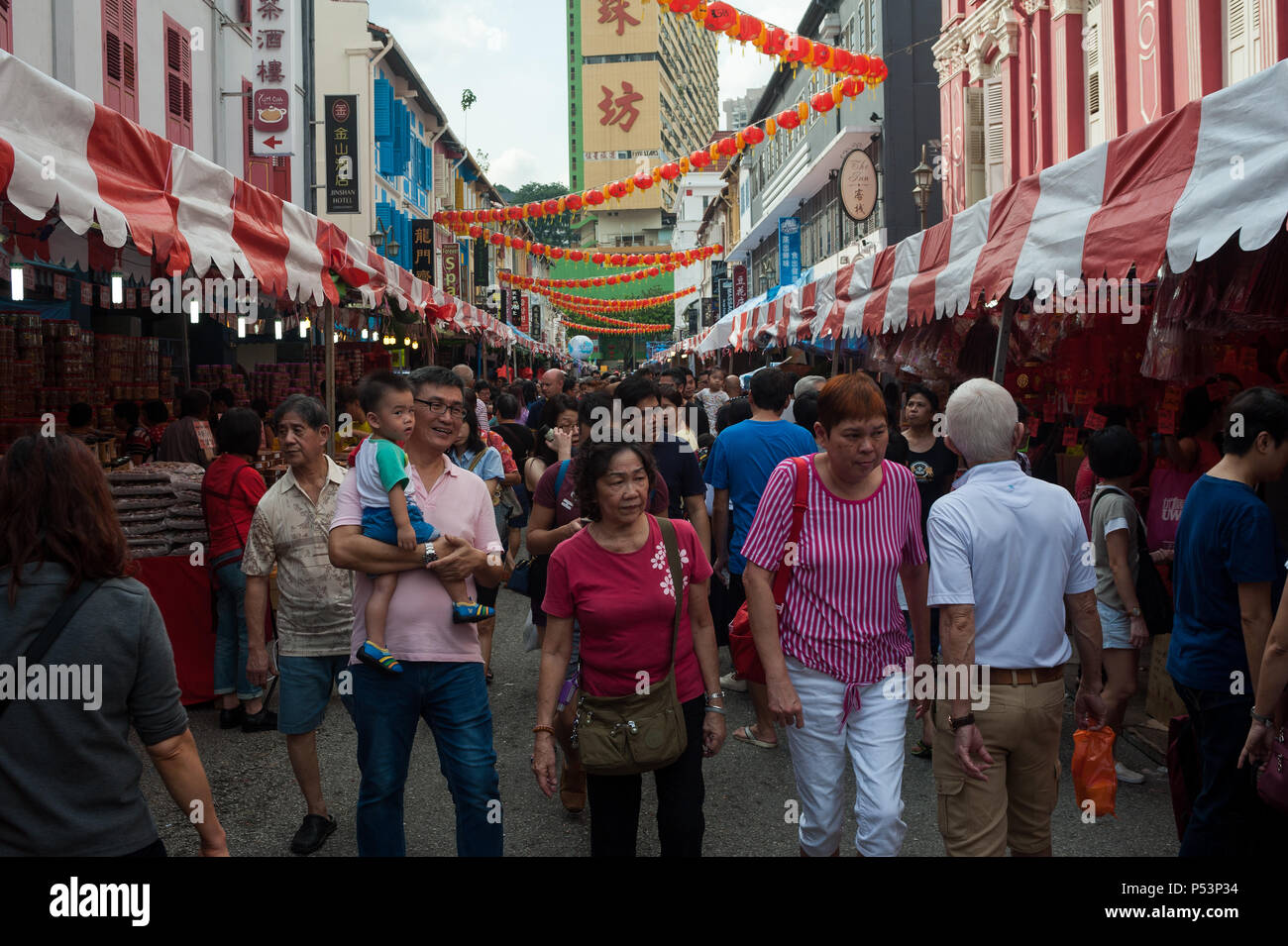 27.01.2018, Singapore , Singapore - Persone romp su uno dei mercati di strada a Chinatown, che offrono tutti i tipi di specialità e specialità ogni Foto Stock