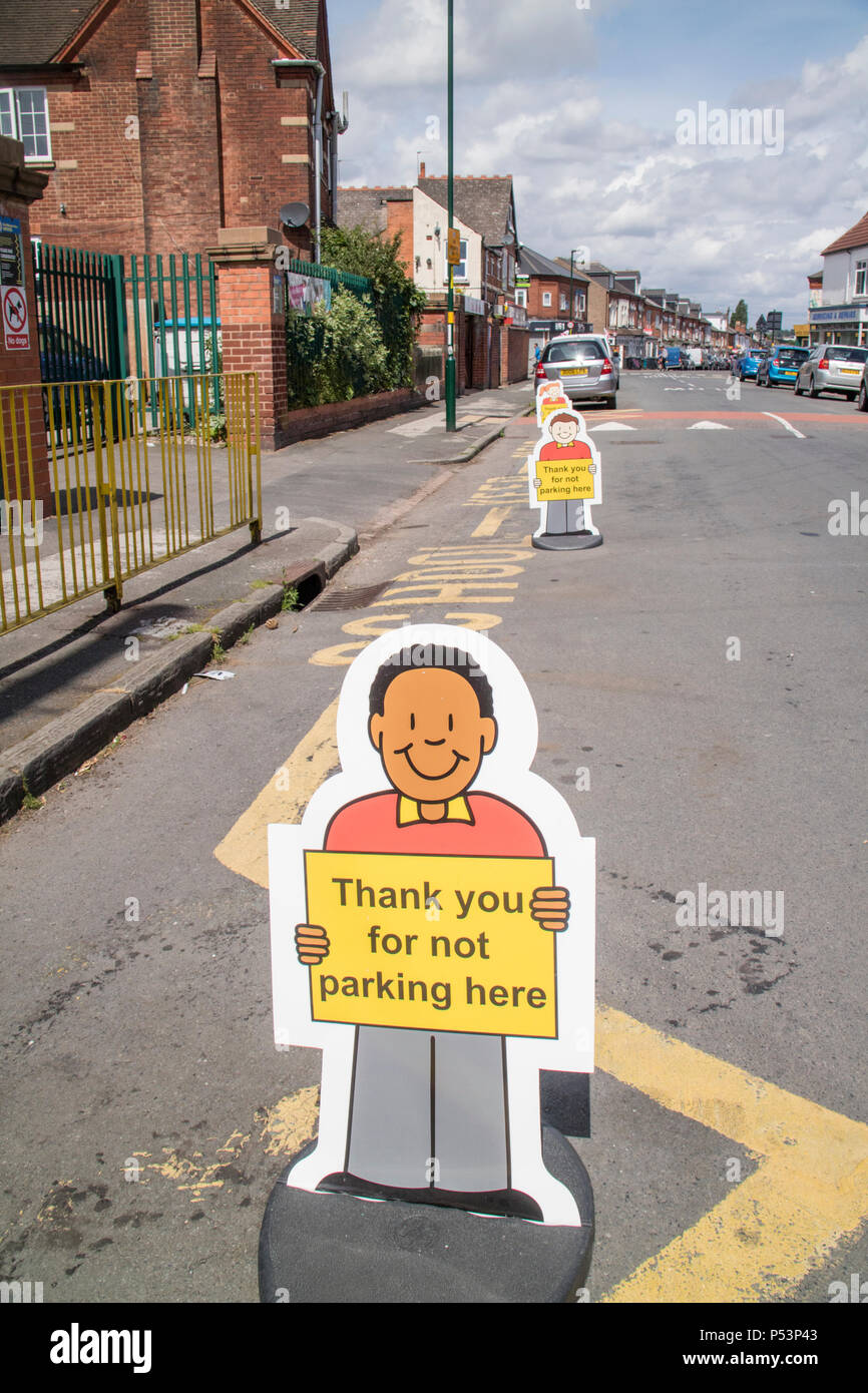 Segnaletica educato al di fuori di una scuola in Selly Oak, Birmingham, Regno Unito Foto Stock