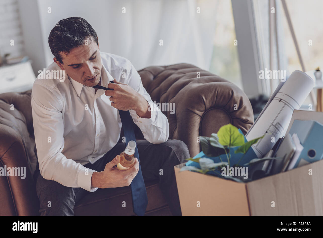 Cupa triste uomo togliere la cravatta Foto Stock