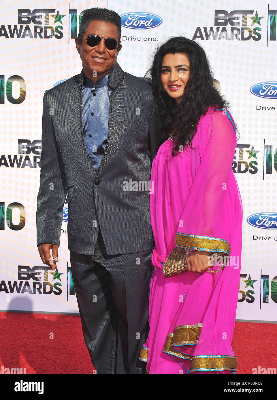 07_ Jermaine Jackson + moglie Halima Rashid _07 - Decima puntata di Ann Awards 2010 presso lo Shrine Auditorium di Los Angeles.07_ Jermaine Jackson + moglie Halima Rashid _07 evento nella vita di Hollywood - California, tappeto rosso Evento, STATI UNITI D'AMERICA, industria cinematografica, celebrità, fotografia, Bestof, arte cultura e intrattenimento, celebrità moda, migliori della vita di Hollywood, evento nella vita di Hollywood - California, moquette rossa e dietro le quinte, musica celebrità, Topix, coppia, famiglia ( marito e moglie ) e i bambini- figli, fratelli e sorelle inchiesta tsuni@Gamma-USA.com, Credito Tsuni / USA, 2010 Foto Stock