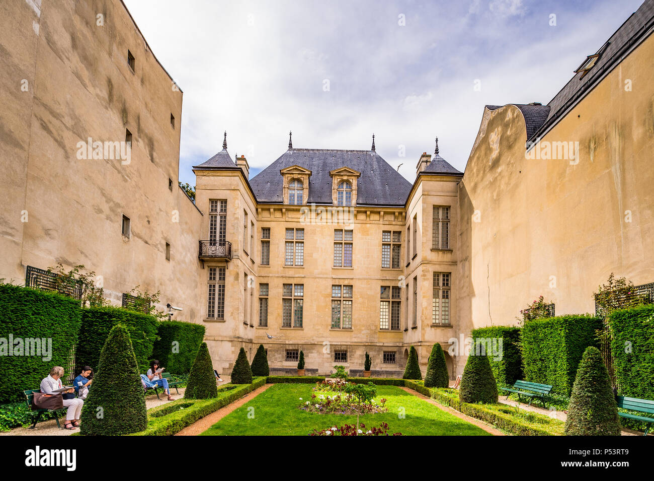 Jardin Lazare-Rachline è un piccolo giardino formale nel quartiere Marais di Parigi, Francia Foto Stock
