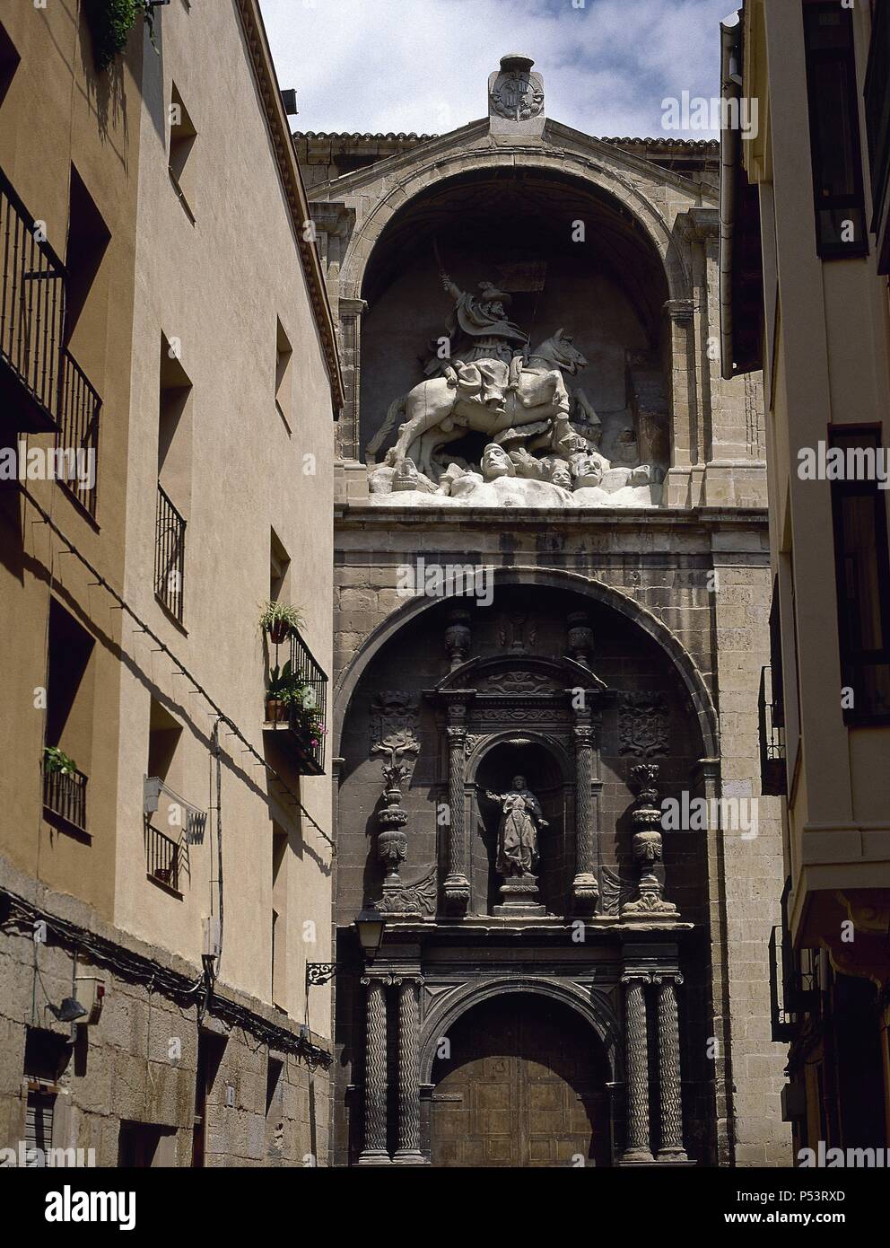 LA RIOJA. LOGROÑO. Vista de la fachada barroca de la Iglesia de Santiago, construída por JUAN DE RAON en 1662, con la escultura ecuestre del apóstol Santiago en la parte superiore. España. Foto Stock