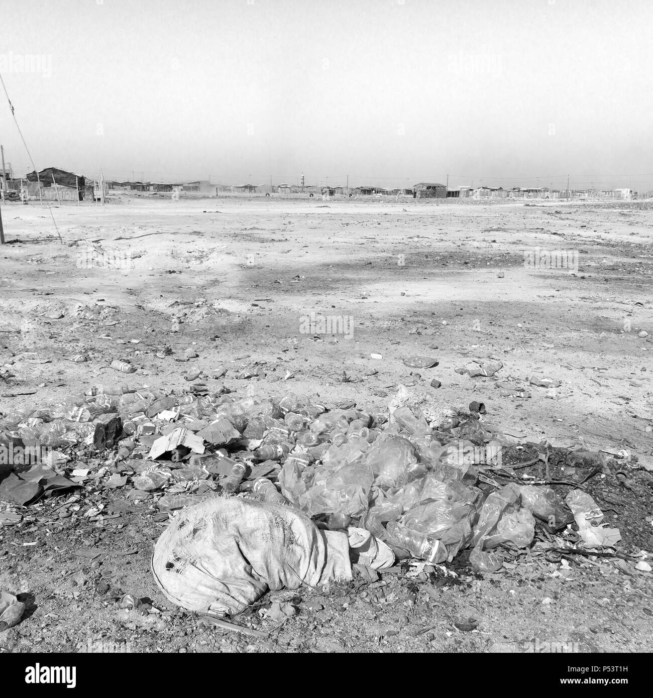 In Etiopia in Africa il gettare rifiuti e bottiglia di plastica vicino alla città Foto Stock