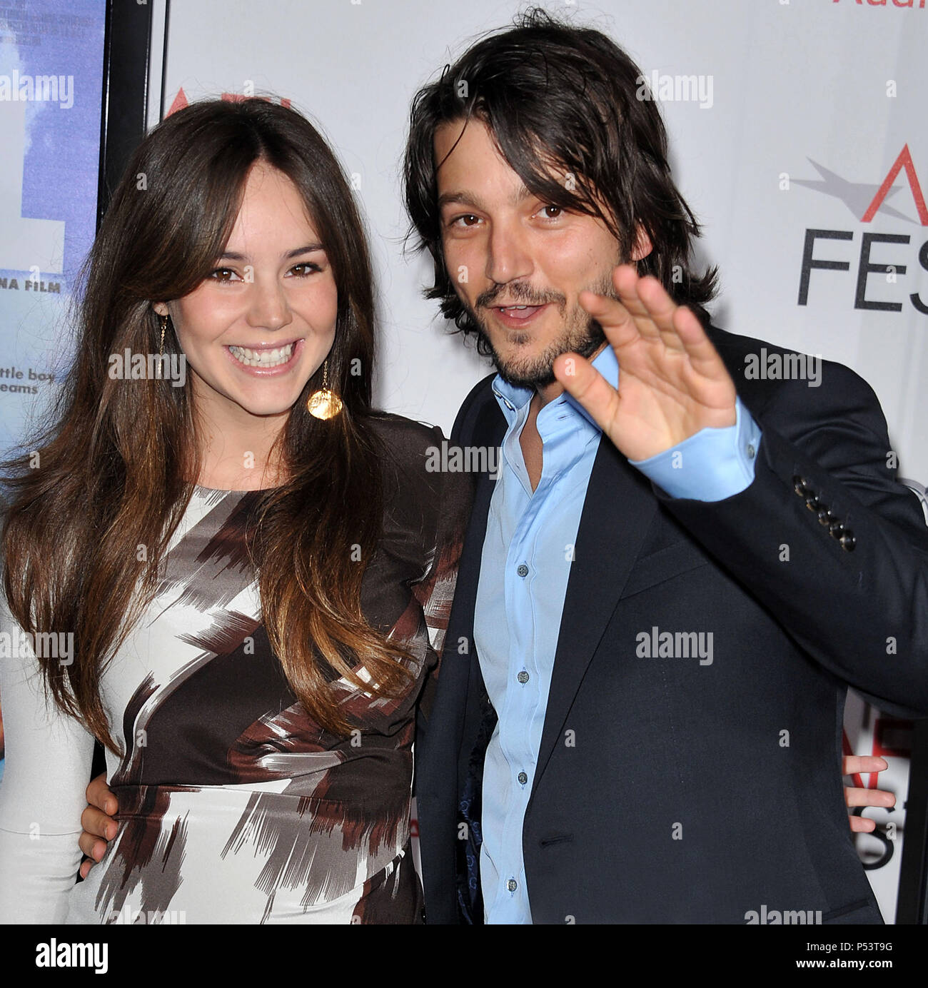 Camila Sodi e marito Diego Luna - Abel- AFI Premiere al Chinese Theatre di Los Angeles.a Camila Sodi e marito Diego Luna 01 evento nella vita di Hollywood - California, tappeto rosso Evento, STATI UNITI D'AMERICA, industria cinematografica, celebrità, fotografia, Bestof, arte cultura e intrattenimento, celebrità moda, migliori della vita di Hollywood, evento nella vita di Hollywood - California, moquette rossa e dietro le quinte, musica celebrità, Topix, coppia, famiglia ( marito e moglie ) e i bambini- figli, fratelli e sorelle inchiesta tsuni@Gamma-USA.com, Credito Tsuni / USA, 2010 Foto Stock