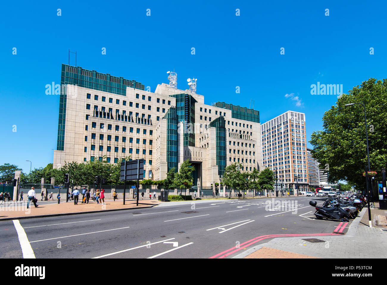 LONDON, Regno Unito - 18giu2018: il SIS edificio a Albert Embankment, Vauxhall è la sede di MI6. Visto da sud attraverso Albert Embankment. Foto Stock