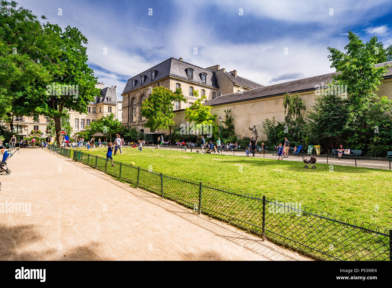 Piazza Leopold-Achille è un piccolo giardino formale nel quartiere Marais di Parigi, Francia Foto Stock