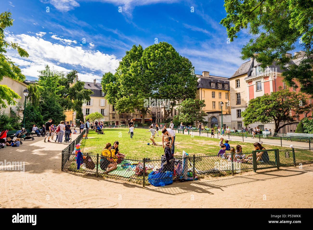 Piazza Leopold-Achille è un piccolo giardino formale nel quartiere Marais di Parigi, Francia Foto Stock